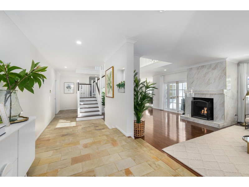 8 Renate Way, Benowa Waters QLD 4217