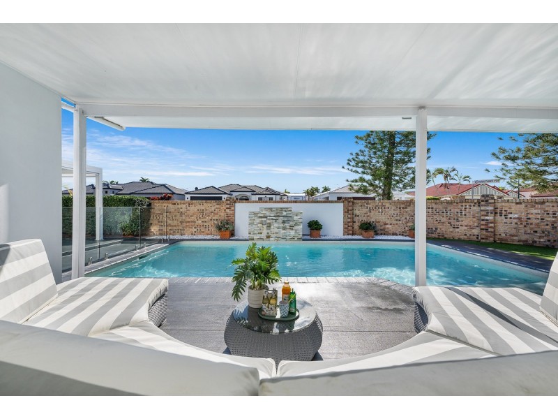 8 Renate Way, Benowa Waters QLD 4217