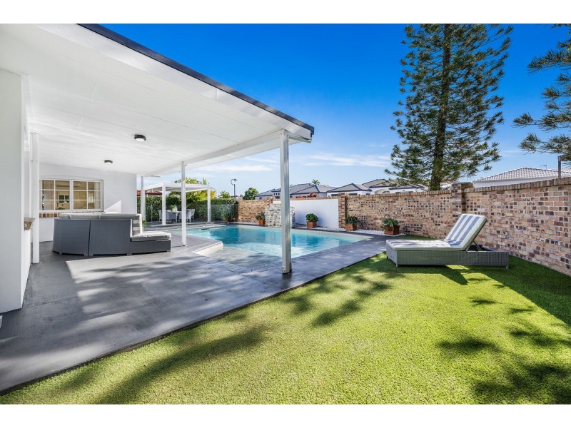 8 Renate Way, Benowa Waters QLD 4217