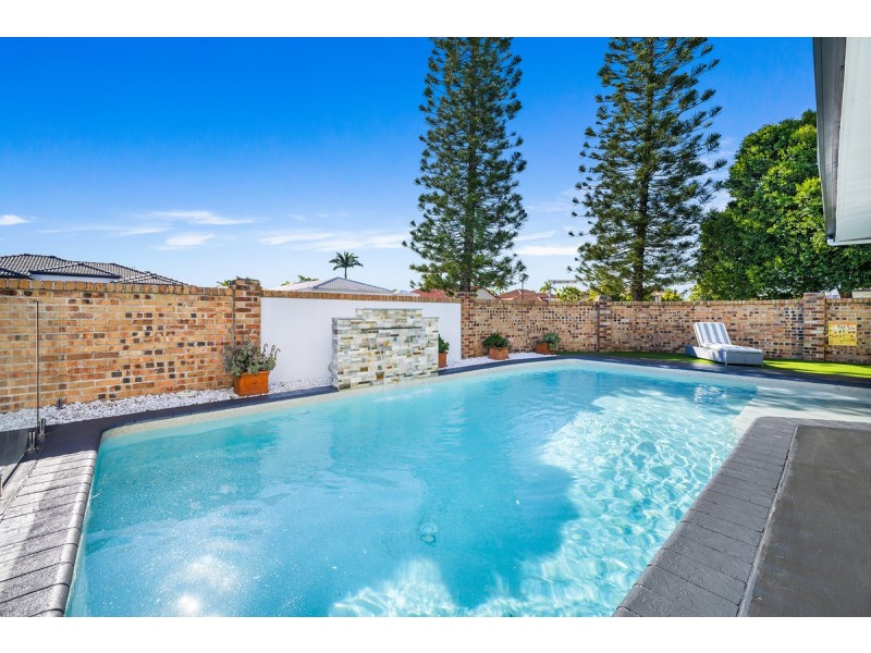 8 Renate Way, Benowa Waters QLD 4217