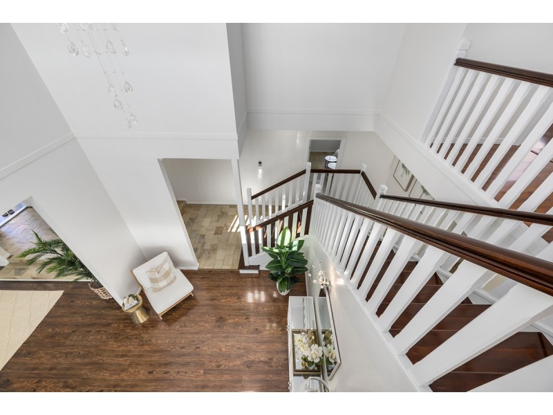 8 Renate Way, Benowa Waters QLD 4217