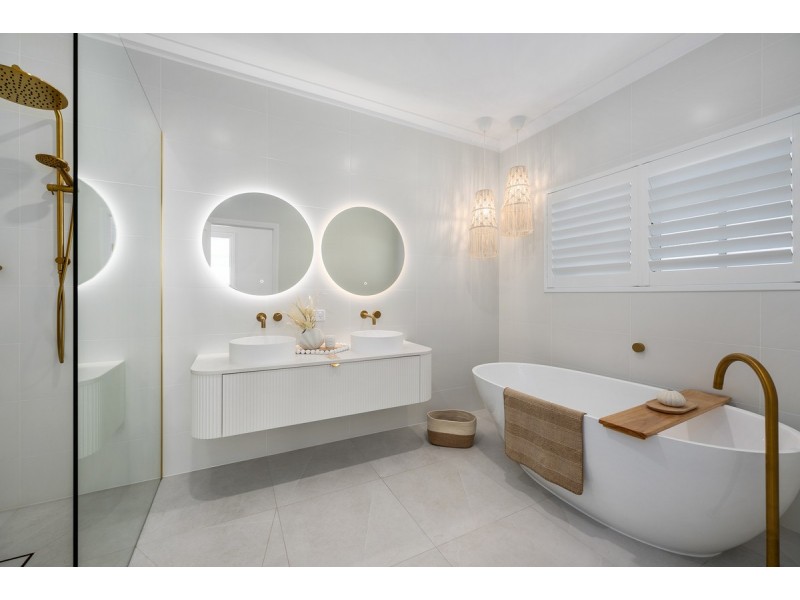 8 Renate Way, Benowa Waters QLD 4217