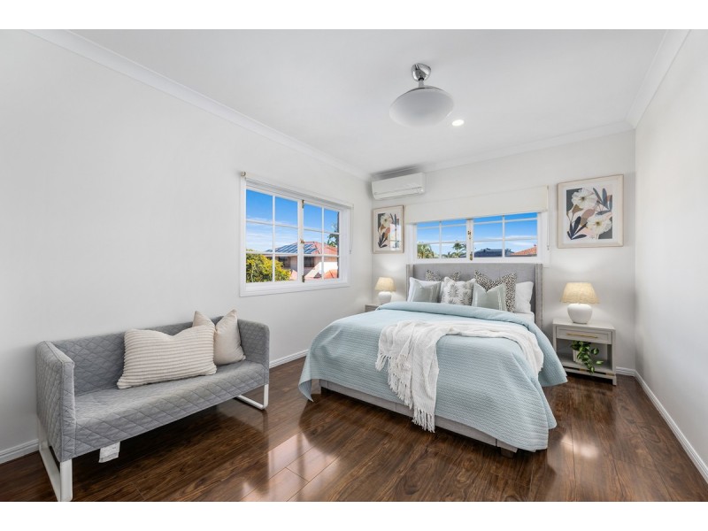 8 Renate Way, Benowa Waters QLD 4217