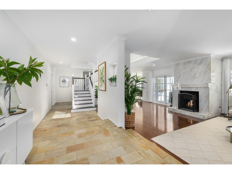 8 Renate Way, Benowa Waters QLD 4217