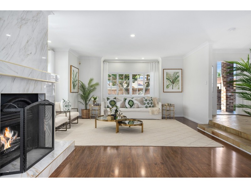 8 Renate Way, Benowa Waters QLD 4217