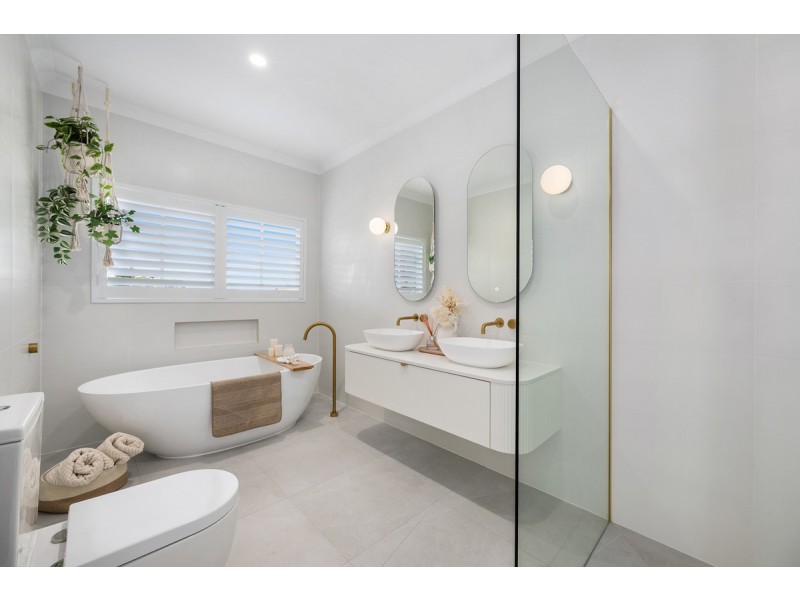 8 Renate Way, Benowa Waters QLD 4217