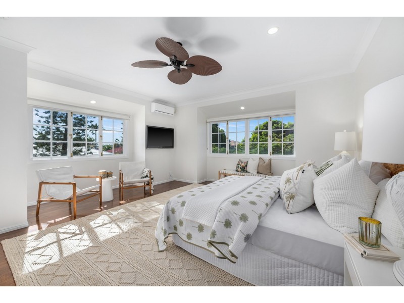 8 Renate Way, Benowa Waters QLD 4217