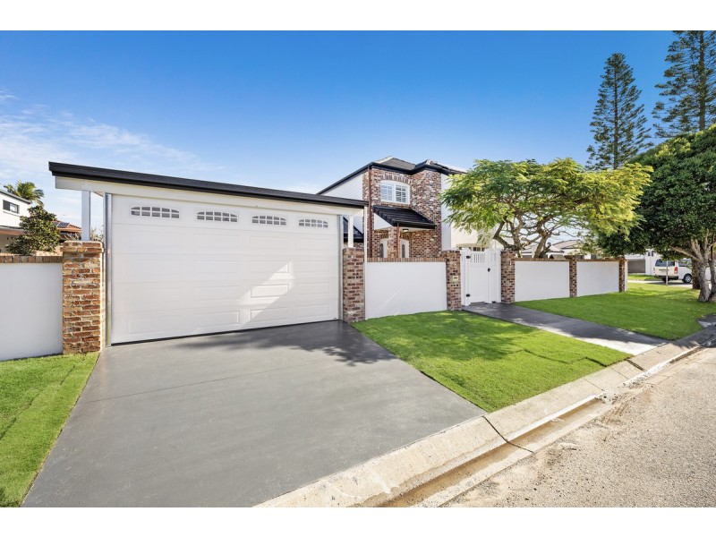 8 Renate Way, Benowa Waters QLD 4217