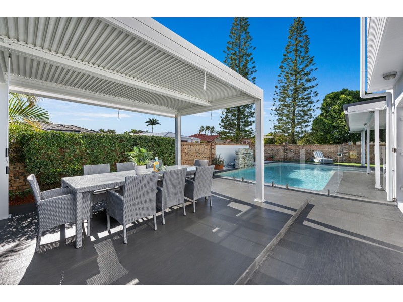 8 Renate Way, Benowa Waters QLD 4217