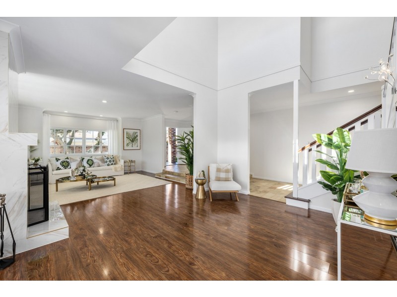 8 Renate Way, Benowa Waters QLD 4217