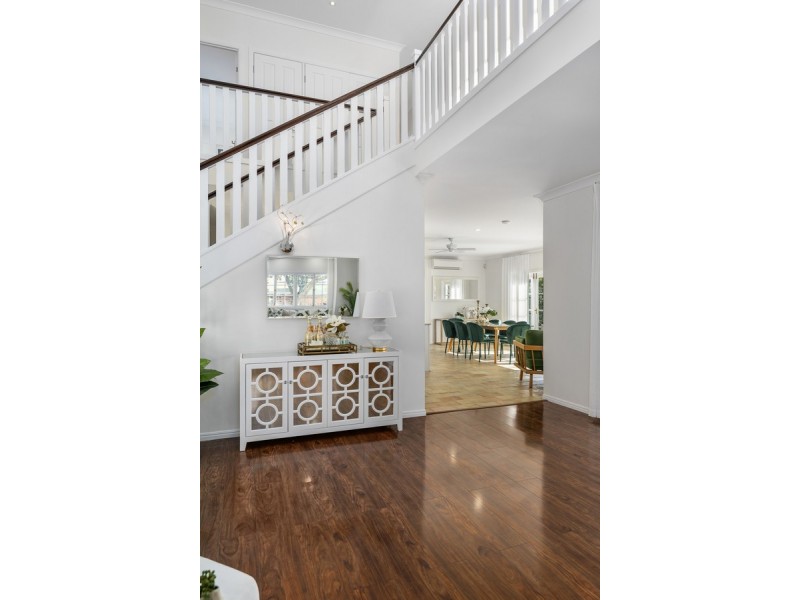 8 Renate Way, Benowa Waters QLD 4217