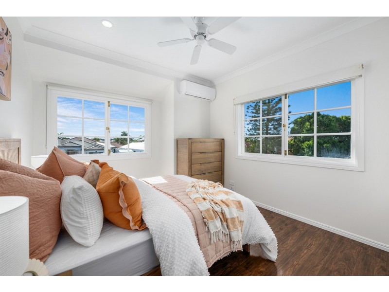 8 Renate Way, Benowa Waters QLD 4217