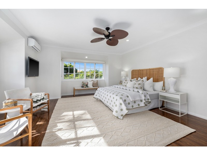 8 Renate Way, Benowa Waters QLD 4217