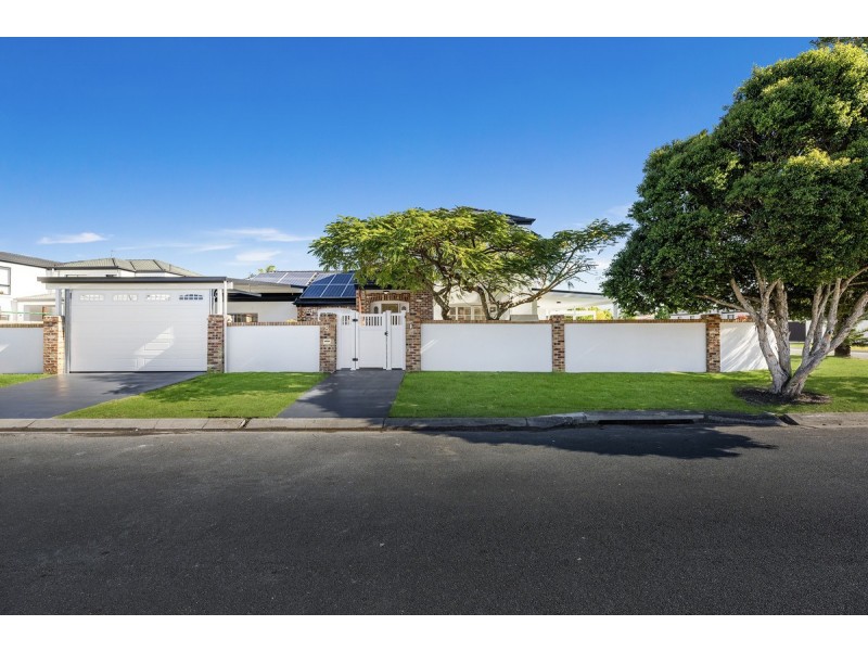 8 Renate Way, Benowa Waters QLD 4217
