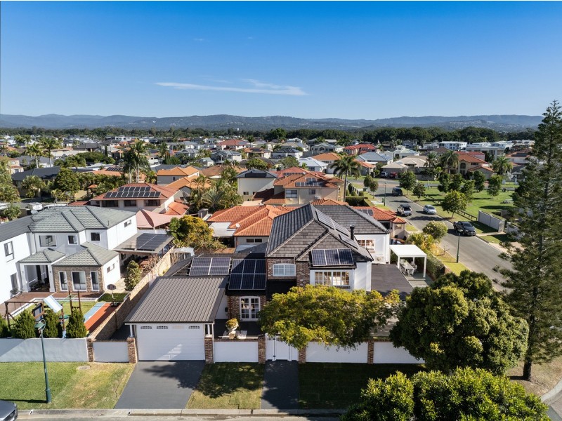 8 Renate Way, Benowa Waters QLD 4217