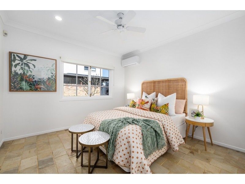 8 Renate Way, Benowa Waters QLD 4217