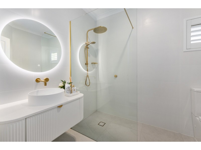 8 Renate Way, Benowa Waters QLD 4217