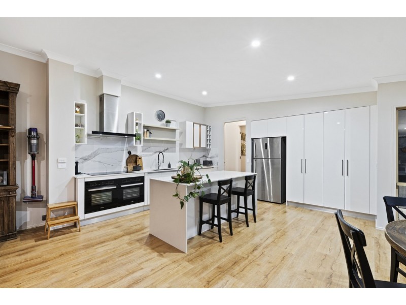 43 Winderadeen Drive, Highland Park QLD 4211