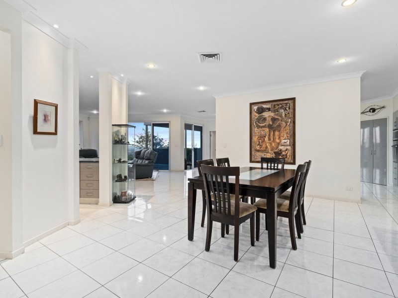 11 Chevron Rise, Highland Park QLD 4211