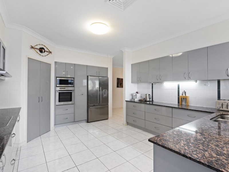 11 Chevron Rise, Highland Park QLD 4211