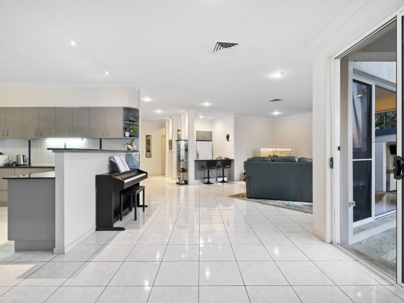11 Chevron Rise, Highland Park QLD 4211