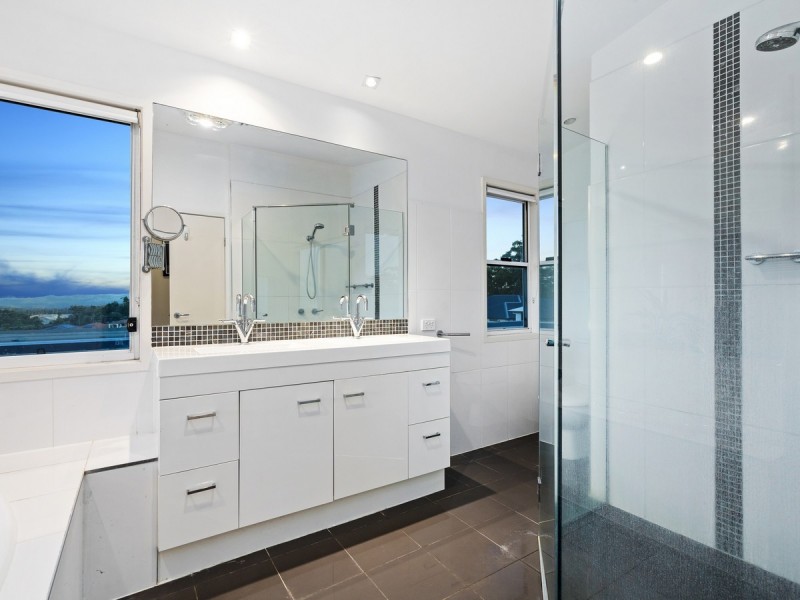11 Chevron Rise, Highland Park QLD 4211