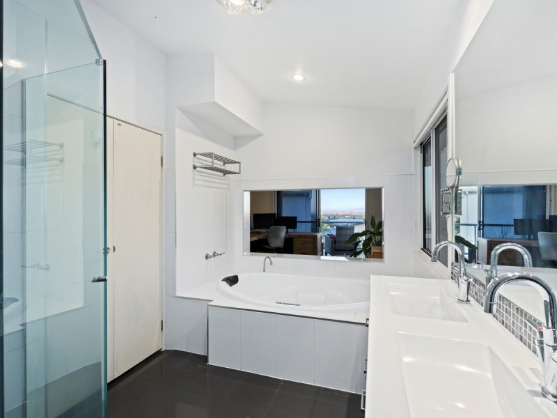 11 Chevron Rise, Highland Park QLD 4211