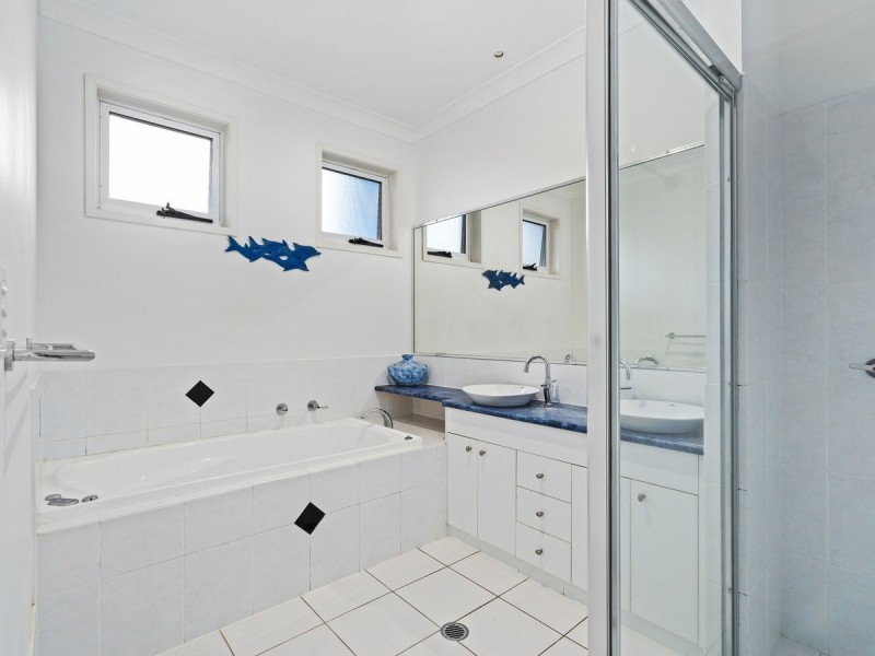11 Chevron Rise, Highland Park QLD 4211