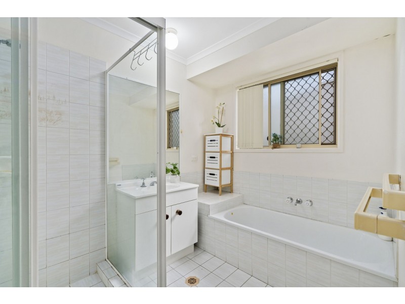 4 Regal Court, Highland Park QLD 4211