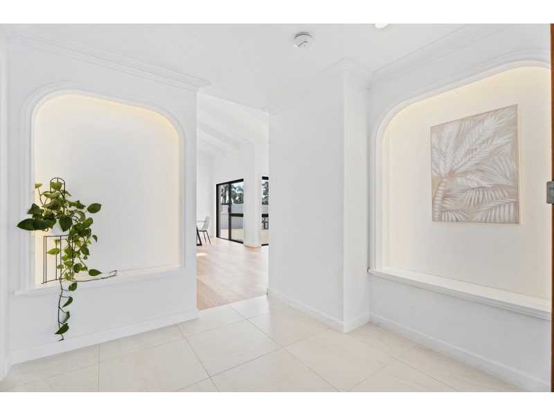 8 Roseville Court, Robina QLD 4226