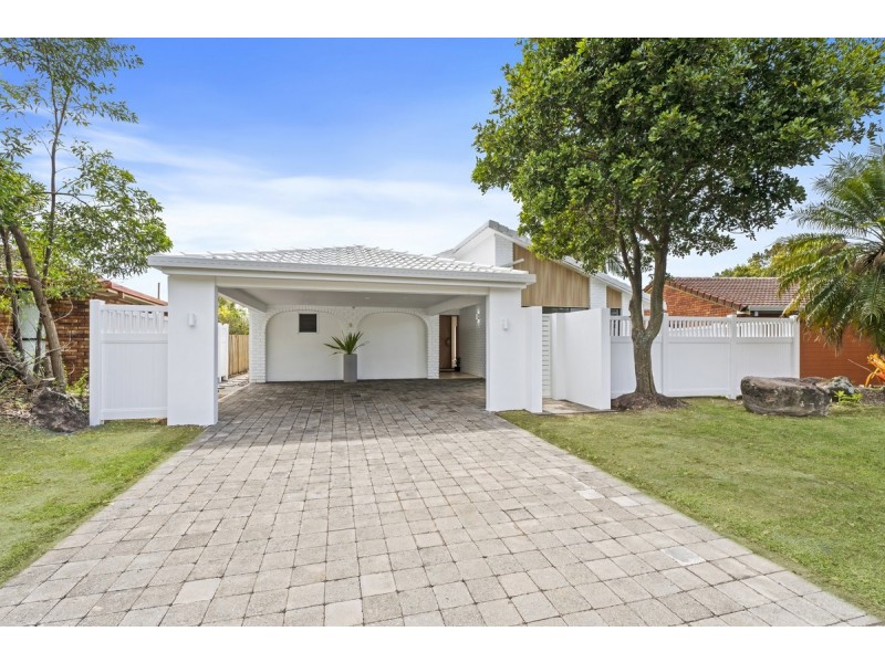 8 Roseville Court, Robina QLD 4226