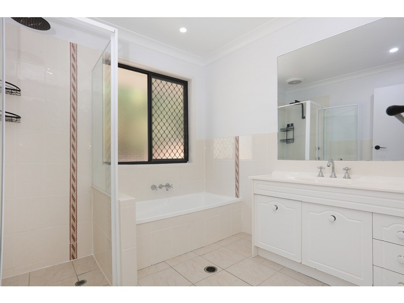 31 Renfrew Drive, Highland Park QLD 4211