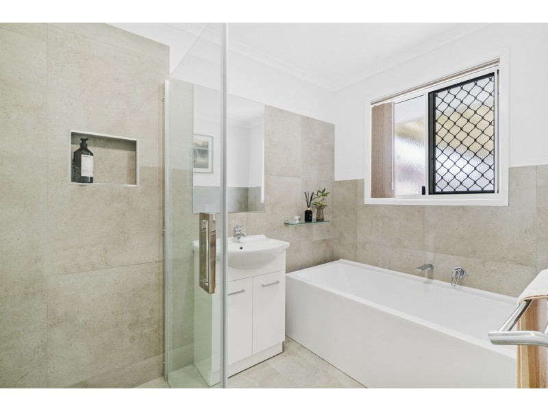 9 Hampshire Close, Highland Park QLD 4211