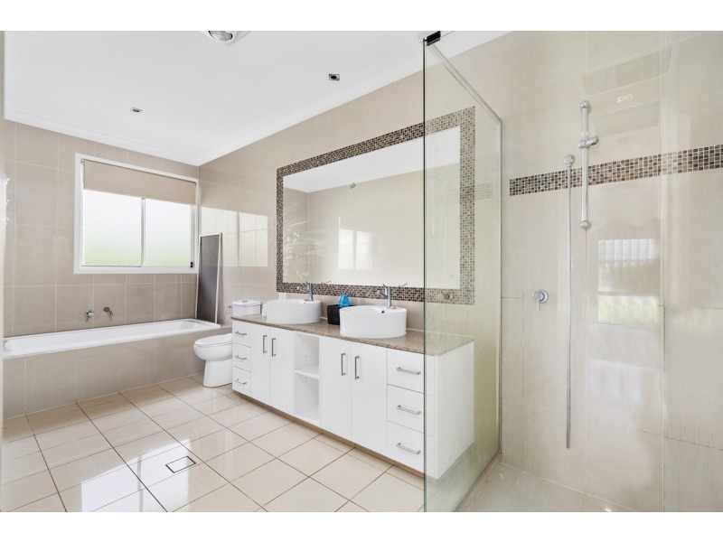 9 Chevron Rise, Highland Park QLD 4211