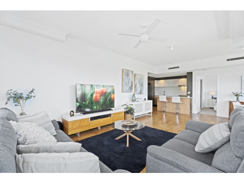 206/112 Palm Meadows Drive, Carrara QLD 4211