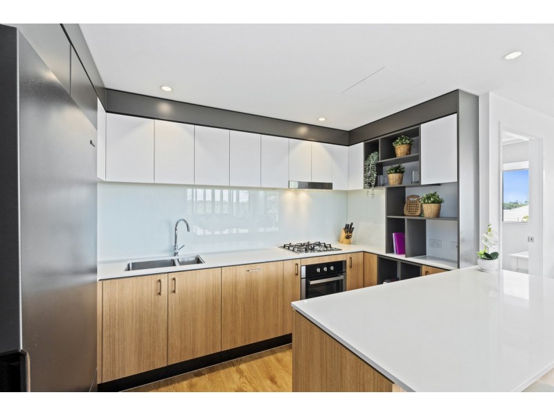 206/112 Palm Meadows Drive, Carrara QLD 4211