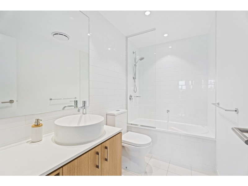 206/112 Palm Meadows Drive, Carrara QLD 4211