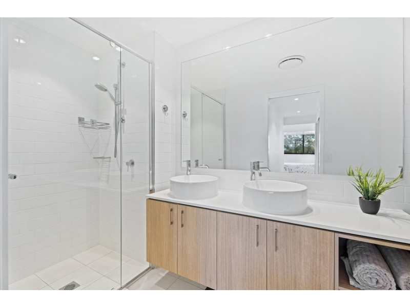 206/112 Palm Meadows Drive, Carrara QLD 4211