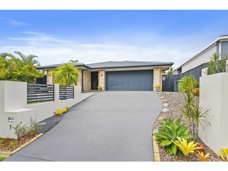 7 Irvine Street, Pacific Pines QLD 4211