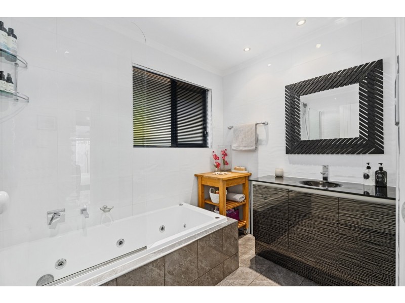 7 Irvine Street, Pacific Pines QLD 4211