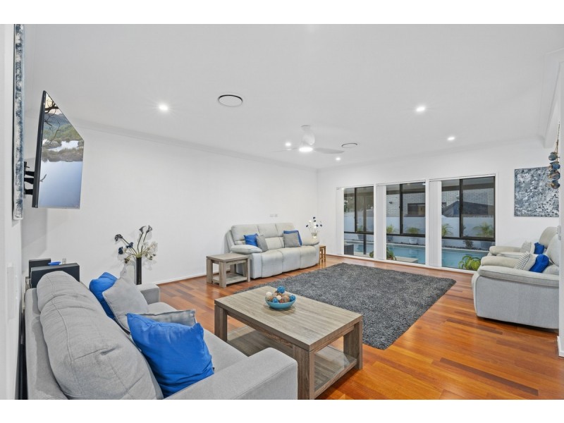 17 Wunburra Circle, Pacific Pines QLD 4211