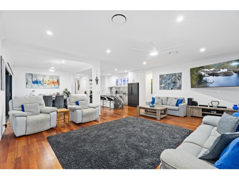 17 Wunburra Circle, Pacific Pines QLD 4211