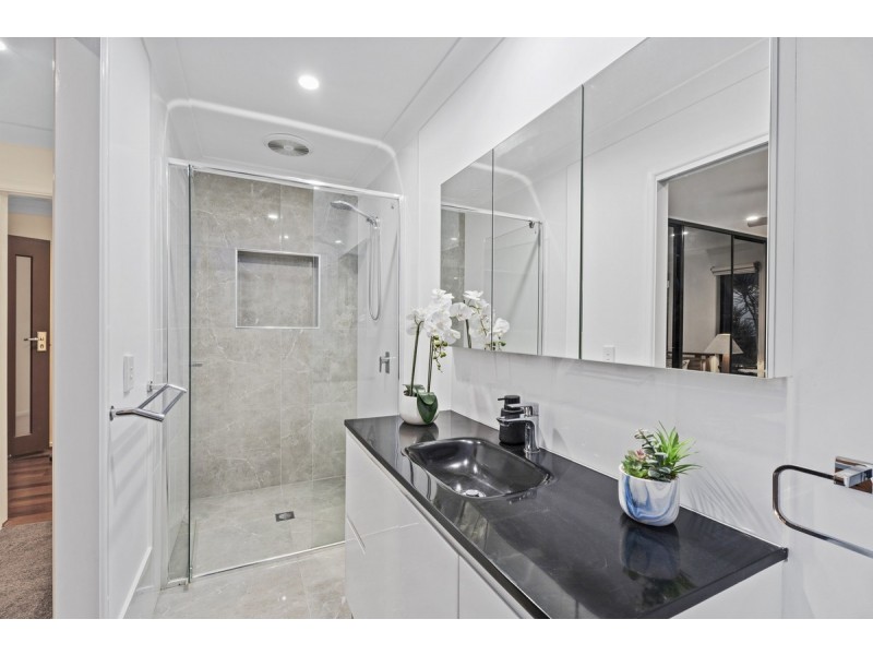 17 Wunburra Circle, Pacific Pines QLD 4211