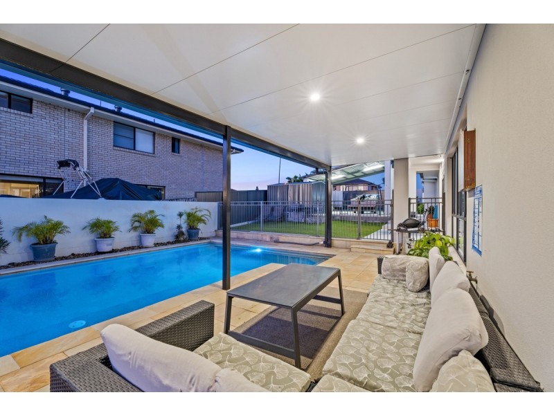 17 Wunburra Circle, Pacific Pines QLD 4211
