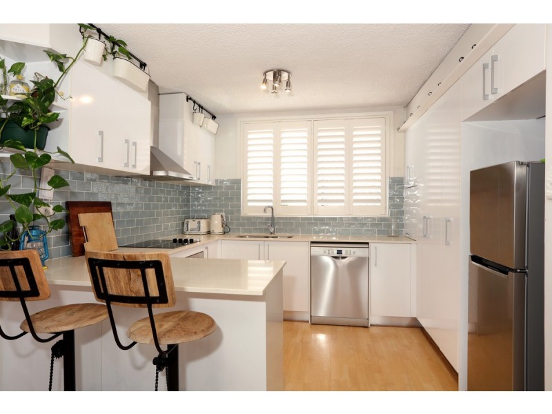 2/12 Second Avenue, Broadbeach QLD 4218