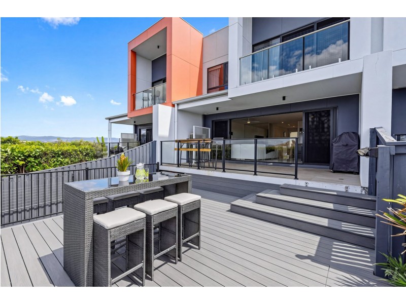 2/34 John Francis Drive, Carrara QLD 4211