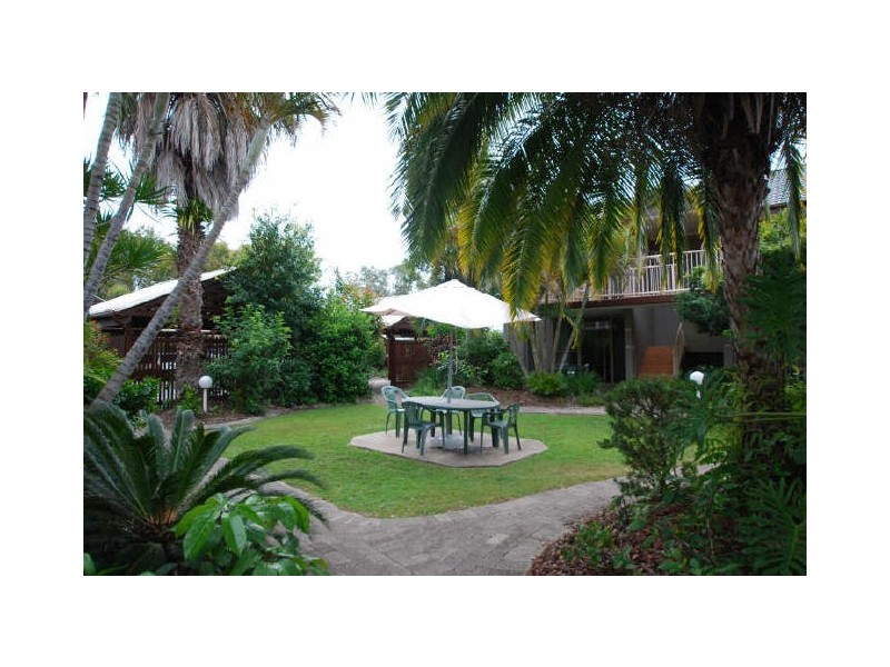 7/4 Lake Weyba Dr, Noosaville QLD 4566