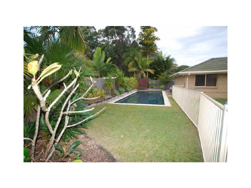 53 Lake Entrance Bd, Noosaville QLD 4566