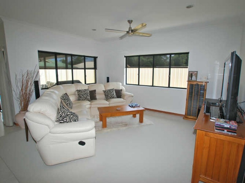 9 Oak St, Cooroy QLD 4563