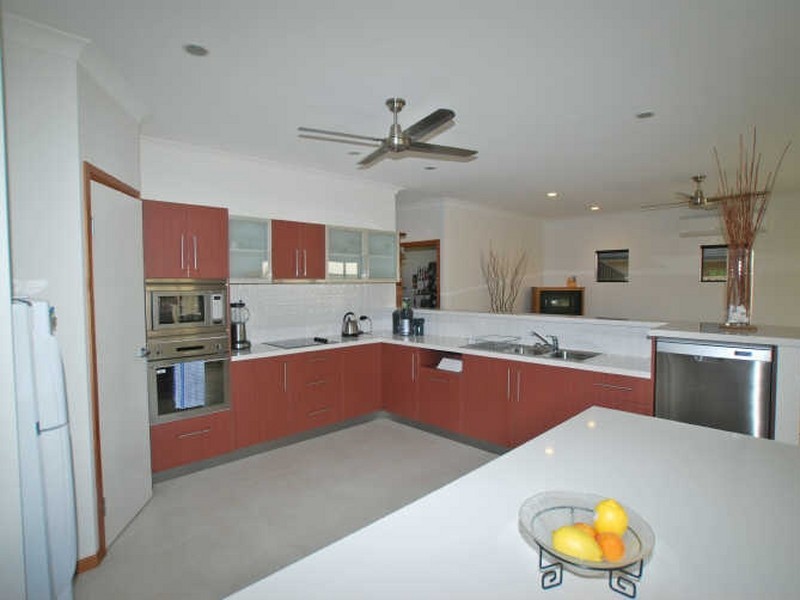 9 Oak St, Cooroy QLD 4563